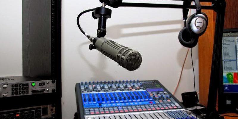 voice-radio-comunitaria-microfone