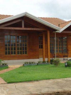 casa-pre-moldada-madeira-com-jardim-e-varanda