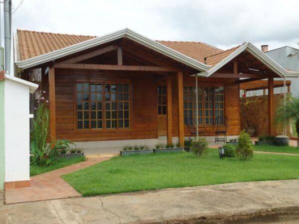 casa-pre-moldada-madeira-com-jardim-e-varanda